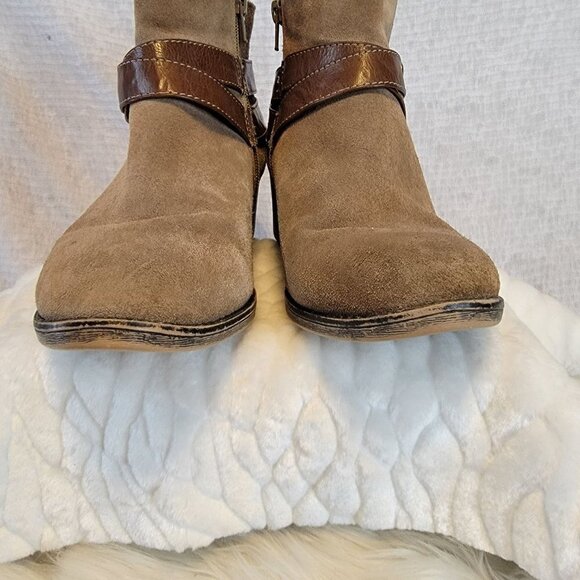 WHITE Mountain Tan Suede Brown Ankle Strap‎ Heeled Booties Sz. 8.5 Yonder - Picture 3 of 16